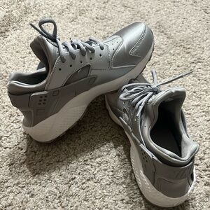 Nike Air Huarache Run SE Women Sneaker Metallic/Matte Silver 859429-002 size 9.5